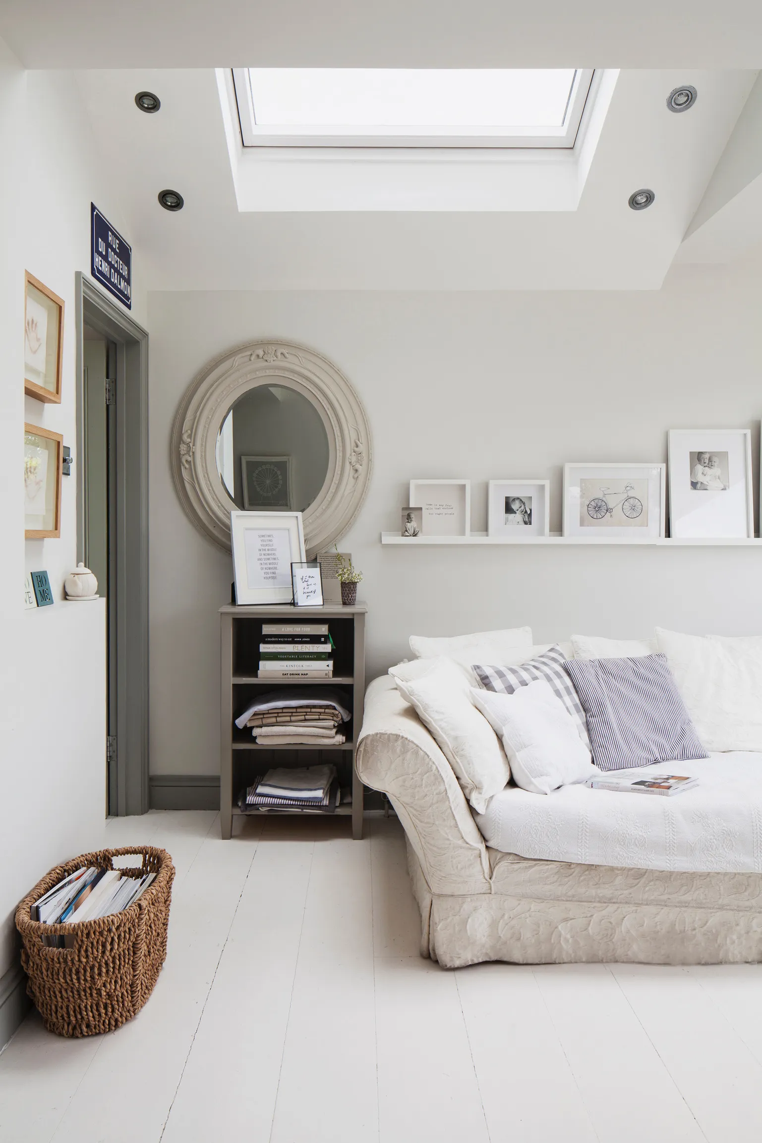 nice white bathroom
